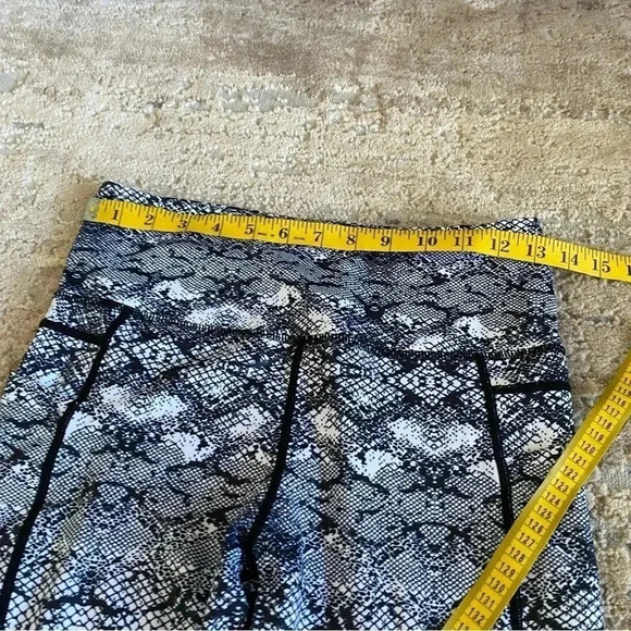 Zyia Active Light n Tight Cobra Metallic Thigh Pocket Black White Leggings: 6-8 - Picture 4 of 11